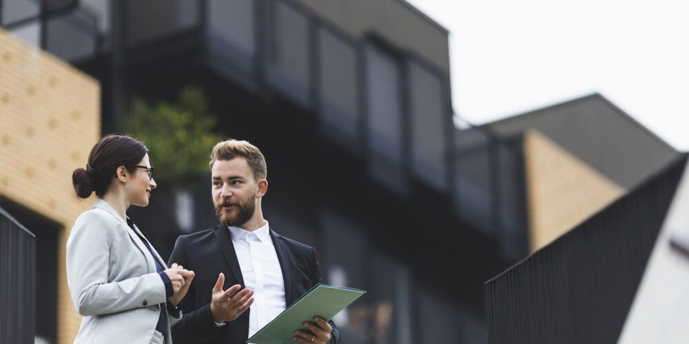 asesor-inmobiliario Recurrir a un profesional para vender o comprar inmuebles